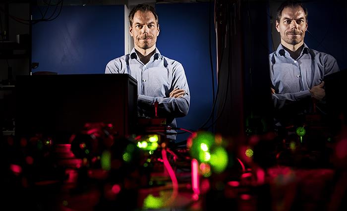 Professor Ulrik Lund Andersen forsker i kvanteinformationsteknologier og er leder af kvanteinformationsgruppen på DTU Fysik