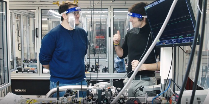 Mathias Hoeg Boisen (tv) sammen med Marco Ugo Gambetta fra KPMG i laboratoriet.